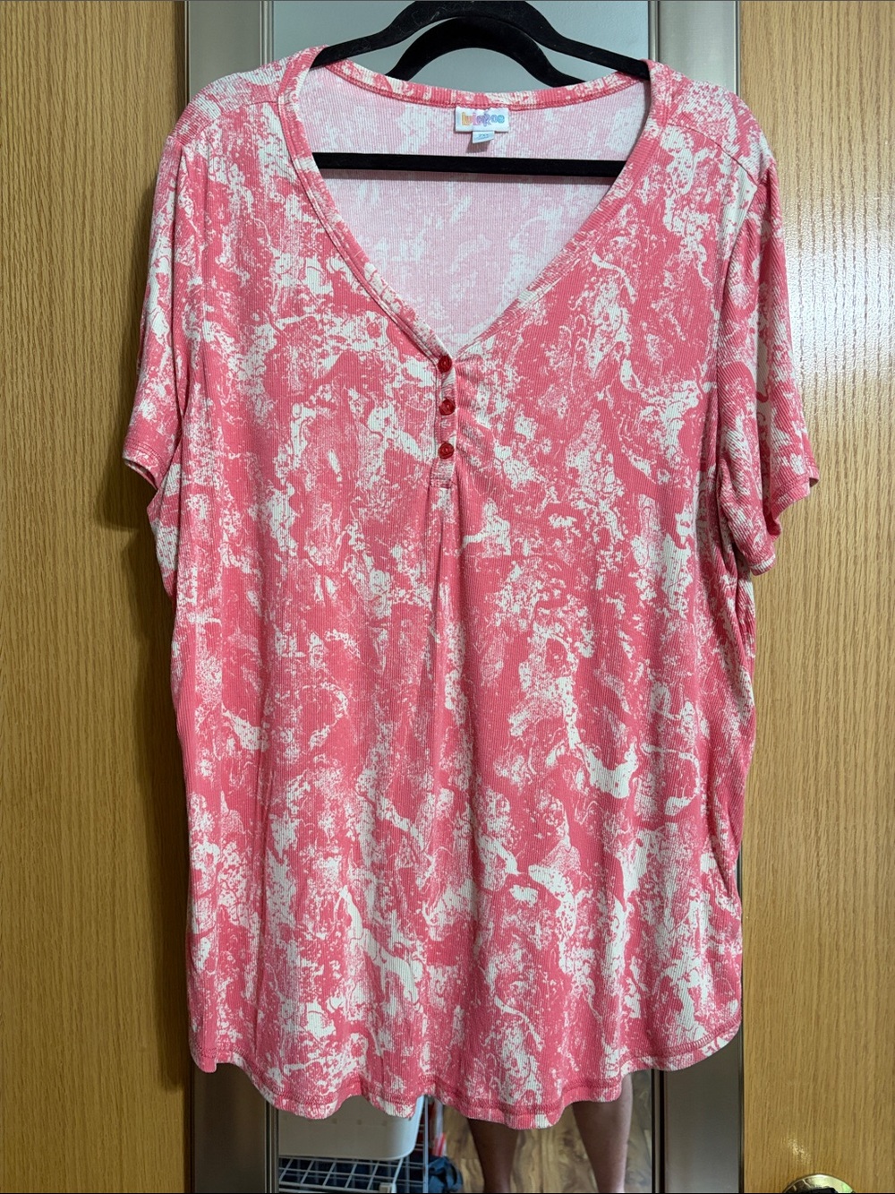 LuLaRoe 2XL Shirt sleeve ribbed blouse 3 button at bust Coral White